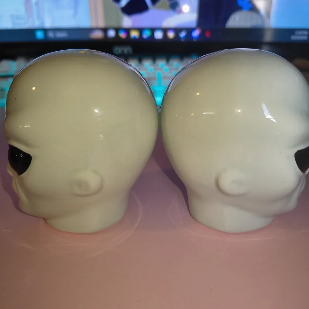 Alien Head Salt and Pepper Shakers - Pale Green